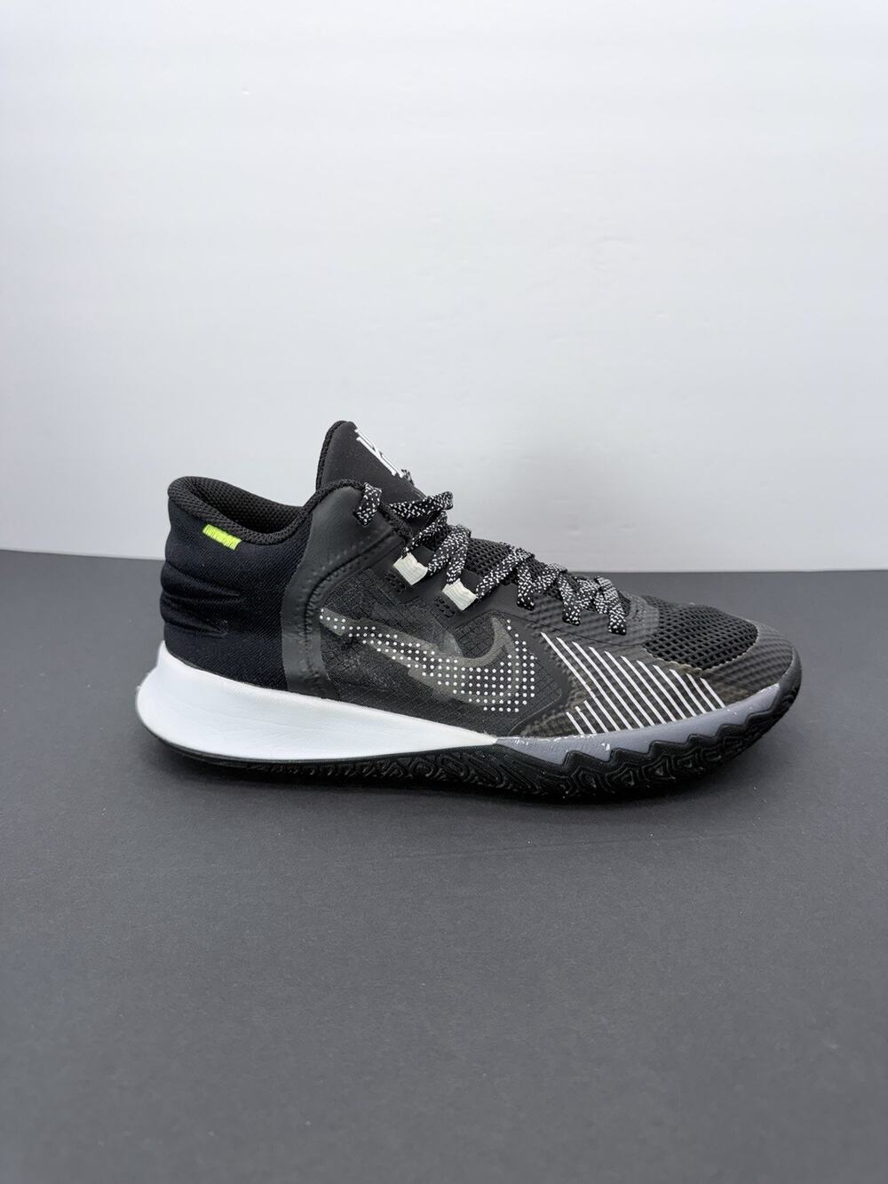 Nike Kid’s Kyrie Flytrap 5 Size 5.5 Y Basketball Shoes Black/White